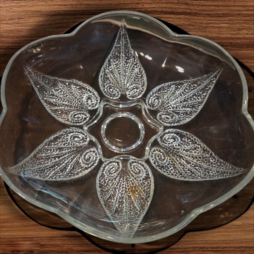 VTG Indiana Pressed  Clear Glass Bowl Textured Leaves In‎ Star Pattern 7.5"d